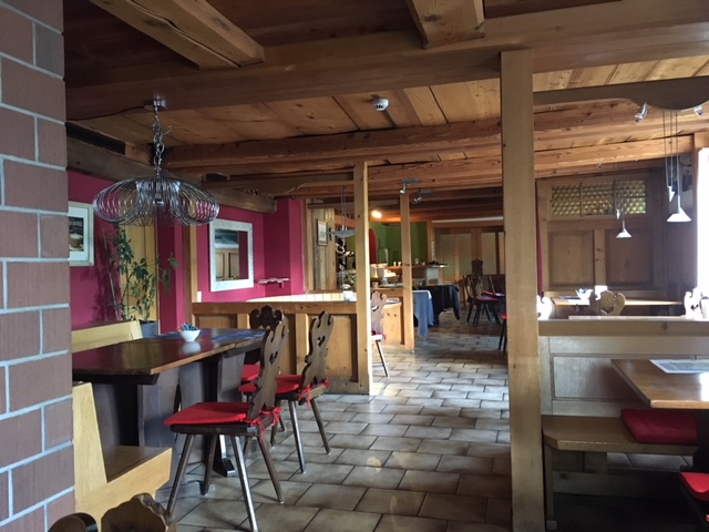 Helles Zimmer in Beige- und Sandtönen