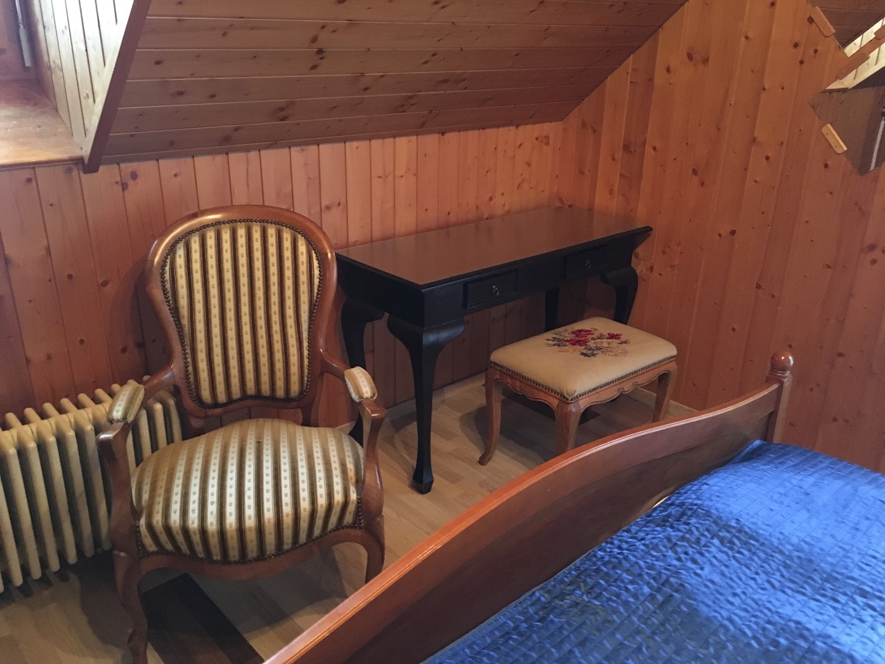 Holzhaus in alpiner Landschaft